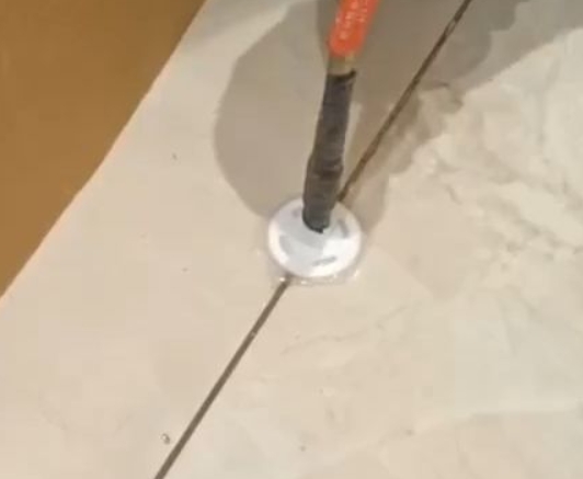 交城瓷砖空鼓维修公司专业解答瓷砖在铺贴过程中，如果没有涂抹均匀到位的粘结材料（如水泥砂浆或瓷砖胶），可能会导致以下问题